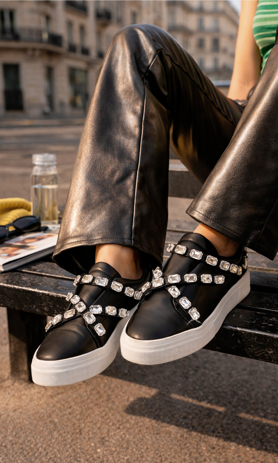 ONYX LOOK URBANO COMBINANDO SNEAKERS NEGROS DE PEDRERIA CON PANTALON TIRO ALTO DE CUERO Y TOP VERDE PARA VERSE CHIC