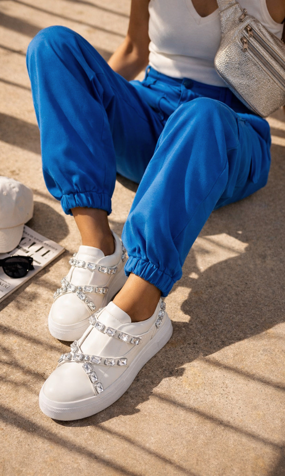 ONYX STREET STYLE LOOK PARA VERSE EN TENDENCIA USANDO TENIS BLANCOS DE PEDRERIA CON PANTALON JOGGER COLOR AZUL Y TOP CORTO