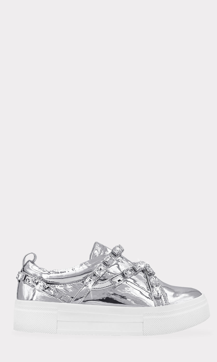 ONYX CHICA POSA EN CAMIONETA TENIS PLATEADOS DE SUELA BLANCA CON VESTIDO CAMISERO Y BOLSO METALICO PARA LUCIR FASHION