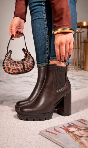 ORIANA BOTAS AL TOBILLO CAFÉ CON TACÓN BLOQUE Y SUELA GRUESA EN ACABADO TIPO PIEL COMBINADAS CON JEANS Y BOLSA ANIMAL PRINT