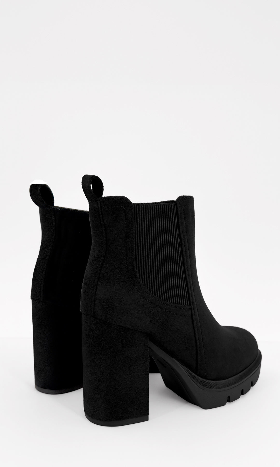 ORIANA BOTAS CERRADAS DE PLATAFORMA CON SUELA TIPO TRACK CON TACON CUADRADO Y DISEÑO CHELSEA