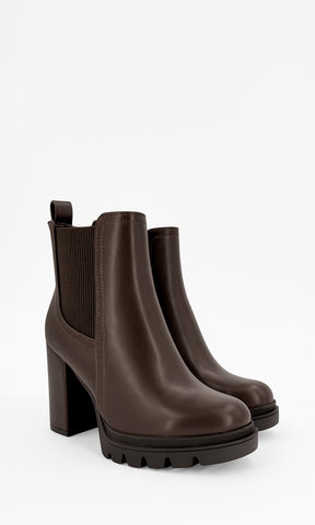 ORIANA BOTAS CORTAS CAFÉ EN VINIPIEL TIPO CHELSEA CON TACÓN ANCHO 10 CM Y PLATAFORMA 2.5 CM LOOK URBANO