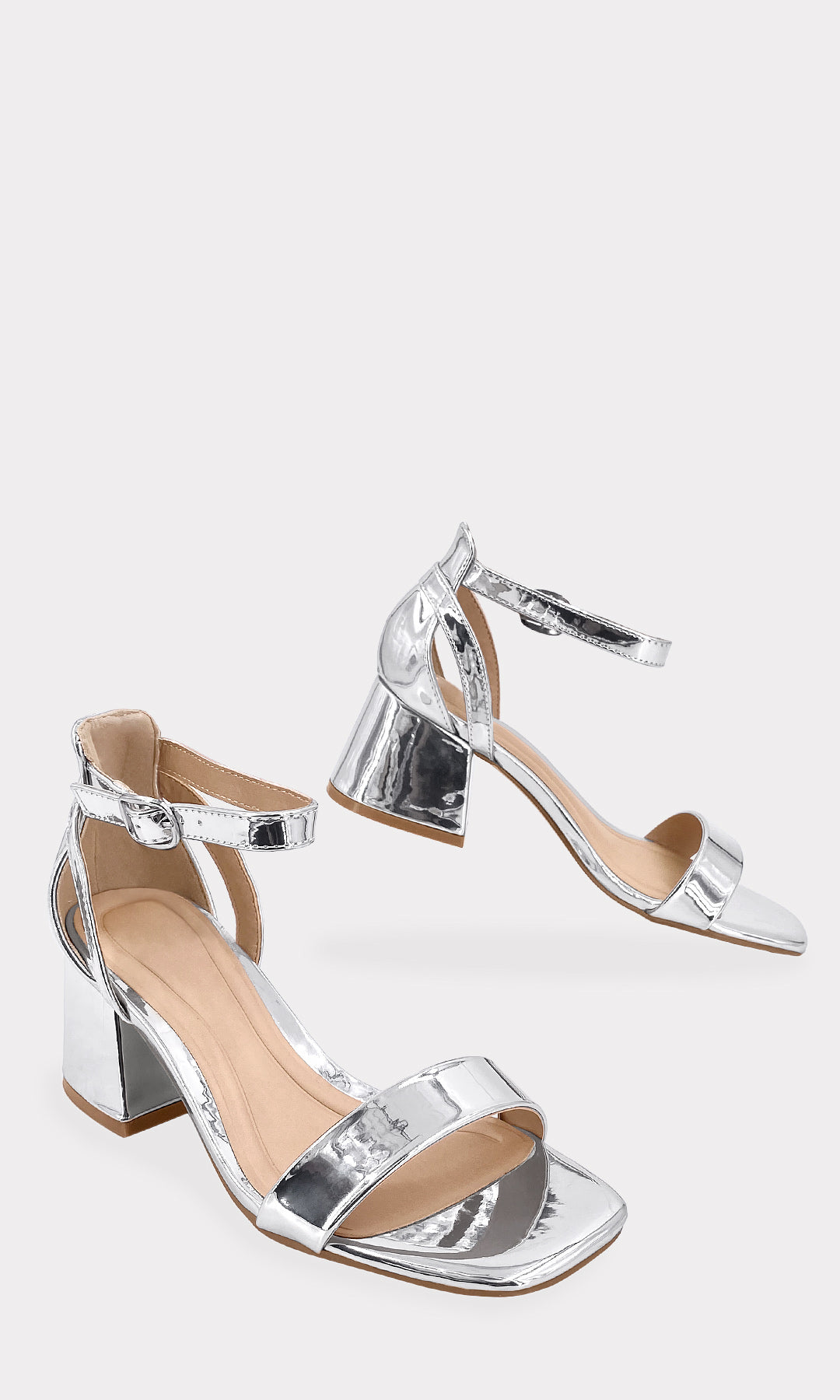 PAULINA SANDALIAS DE TACON PLATEADAS CON PUNTA CUADRADA DE DEDOS DESCUBIERTOS Y HEBILLA CUADRADA EN ANKLET STRAP HECHAS EN CHAROL METALICO