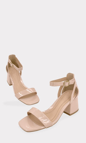 PAULINA ZAPATILLAS ABIERTAS NUDE HECHAS EN CHAROL CON HEBILLA PLATEADA EN PULSERA TOBILLERA Y TACON CUADRADO DE 6 CM PARA IR A LA PLAYA
