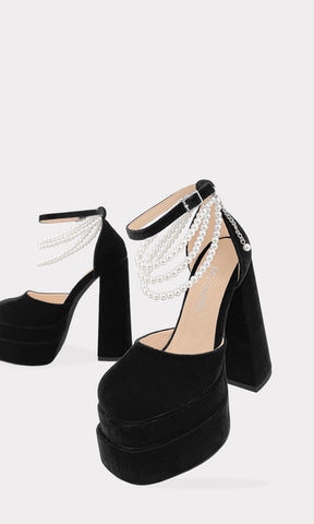 PLEASURE TACONES NEGROS CONFECCIONADOS EN VELVET CON DOBLE PLATAFORMA DE 5.5 CM Y TACON ANCHO CON PERLAS BLANCAS 