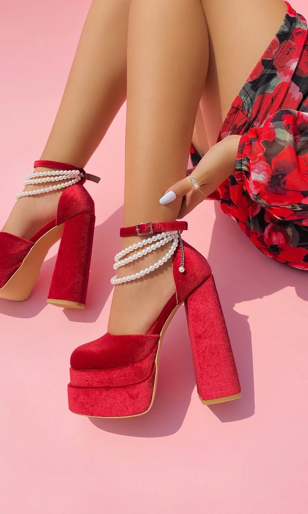 PLEASURE ZAPATILLAS ROJAS DE TERCIOPELO CON DOBLE PLATAFORMA PARA LUCIR CON VESTIDOS FLORALES DE MANGA LARGA Y ANILLOS