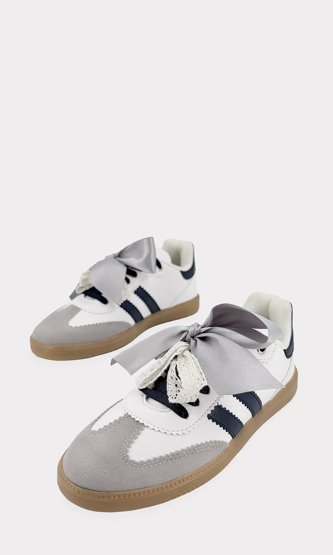 PLUSH TENIS BLANCOS TIPO SAMBA CON DOBLE MOÑO DE LISTON Y ENCAJE CONFECCIONADOS EN CUERO SINTETICO PARA USAR CON PANTALONES DE MEZCLILLA