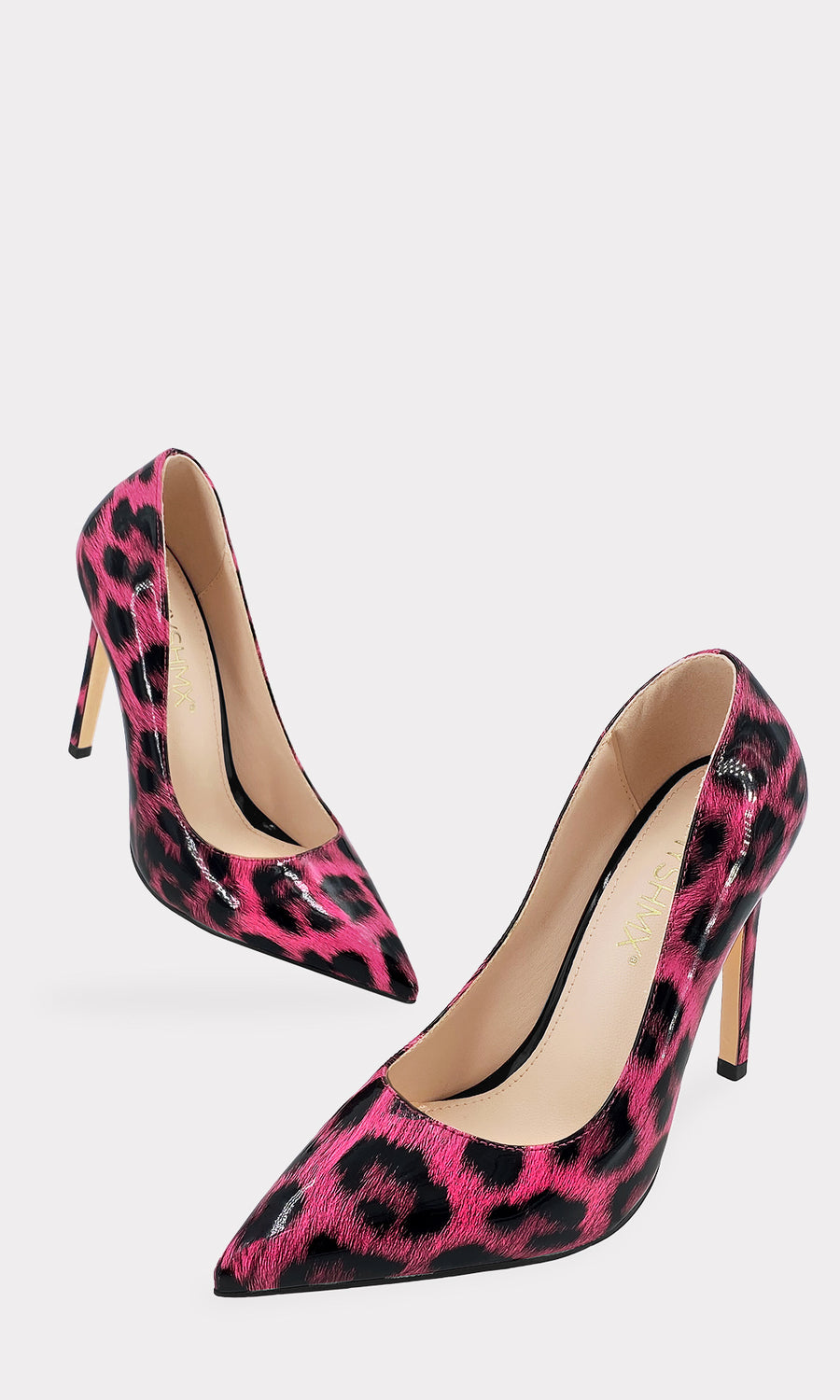 POISON CHICA USA STILETTOS ROSAS CON ESTAMPADO DE LEOPARDO MIENTRAS RECARGA SU PIE EN LIBROS DE COLORES Y LUCE FASHION 