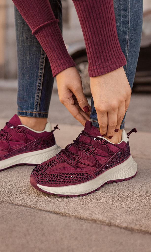 PRIME LOOK CASUAL USANDO TENIS COLOR VINO DE PLATAFORMA CON SKINNY JEANS AZUL MARINO Y BLUSA BURGUNDY PARA VERSE FASHION