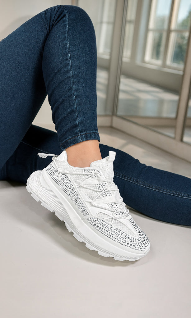 PRIME LOOK CASUAL PARA USAR EN SALIDAS AL CINE COMBINANDO SKINNY JEANS AZUL MARINO CON TENIS BLANCOS Y SUDADERA OVERSIZE 