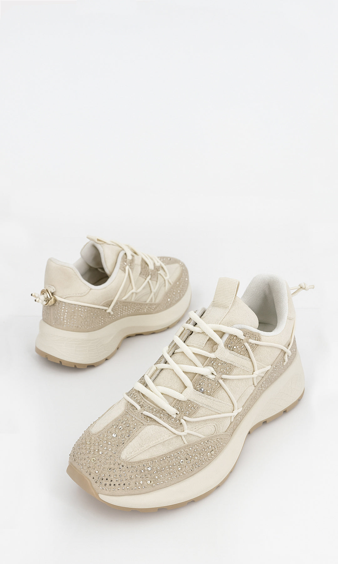 PRIME TENIS DE PUNTA REDONDA COLOR NUDE ESTILO DEPORTIVO PARA MUJER CON DETALLES DE BRILLOS A LOS COSTADOS Y TACON DE 4.5 CM CON AGUJETAS AJUSTABLES