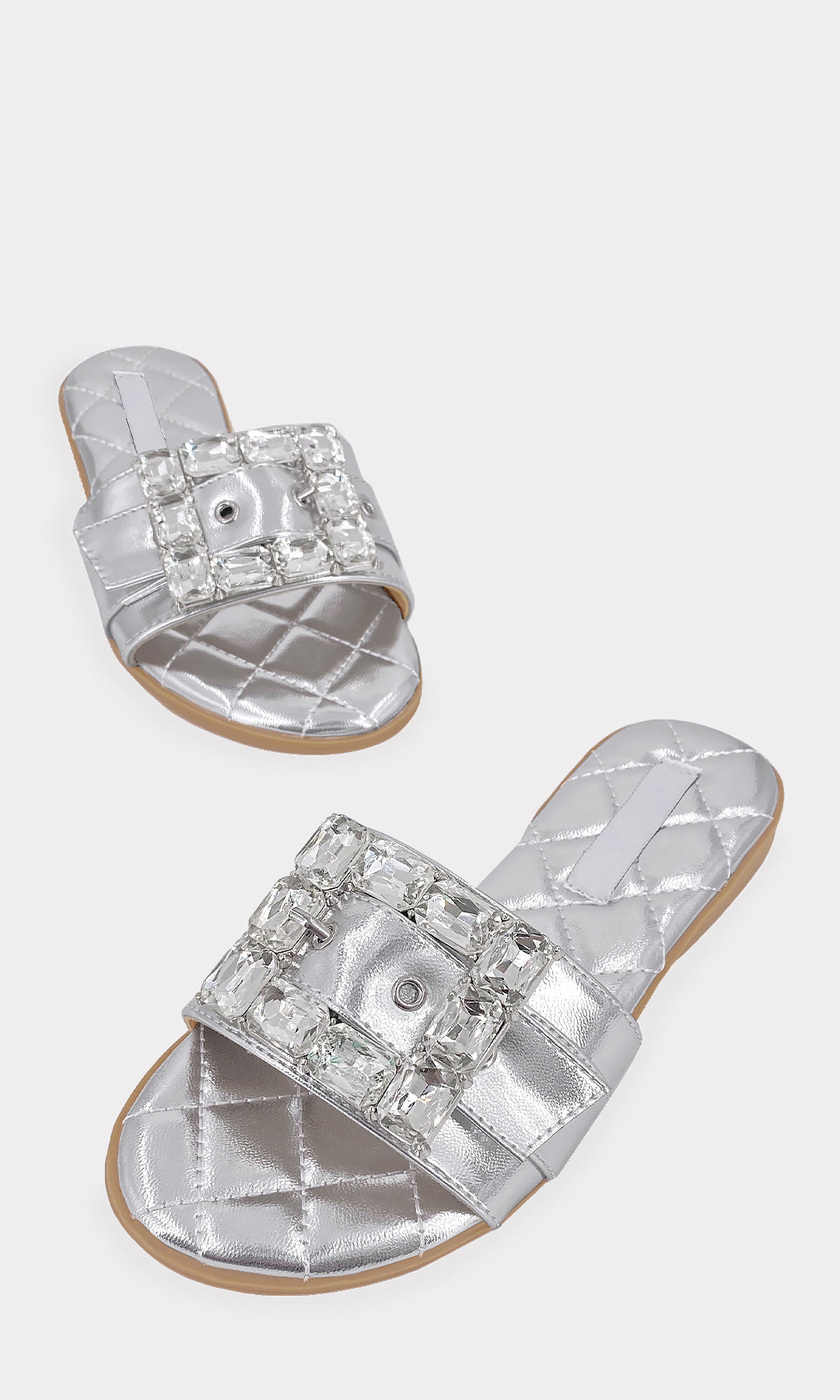 PRISCILA SANDALIAS PLATEADAS CON TACON DE 1.5 CM HECHAS EN VINIPIEL METALICA CON DETALLE DE HEBILLA CON PEDRERIA AL FRENTE Y DISEÑO DE METER PARA CHICA 