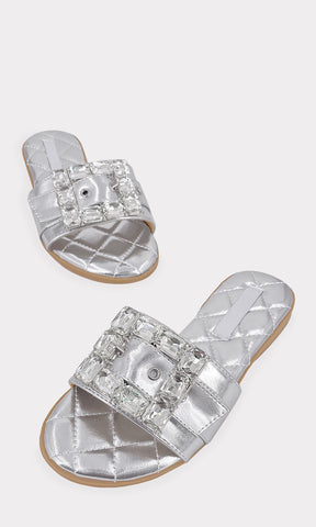 PRISCILA SANDALIAS PLATEADAS CON TACON DE 1.5 CM HECHAS EN VINIPIEL METALICA CON DETALLE DE HEBILLA CON PEDRERIA AL FRENTE Y DISEÑO DE METER PARA CHICA 