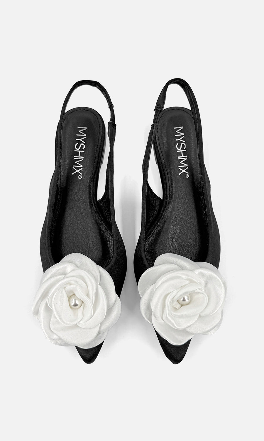 PROMISE CHICA USA FLATS NEGROS CON FLOR BLANCA 3D EN PUNTA MIENTRAS LUCE VESTIDO DE MANGA LARGA COLOR ROSA Y SALE A PASEAR CON SUS PERROS