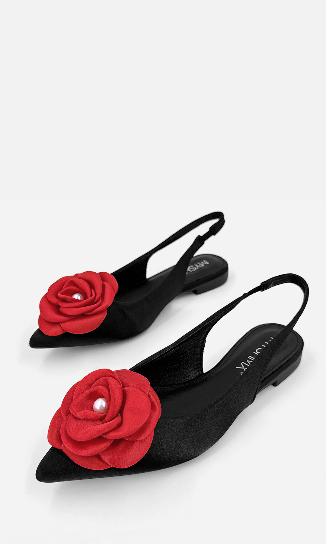 PROMISE ZAPATOS NEGROS CONFECCIONADOS EN SATIN CON DETALLE DE FLOR ROJA 3D EN TERMINACION PUNTIAGUDA CON TACON KITTEN 1 CM Y CINTA DELGADA EN TALON