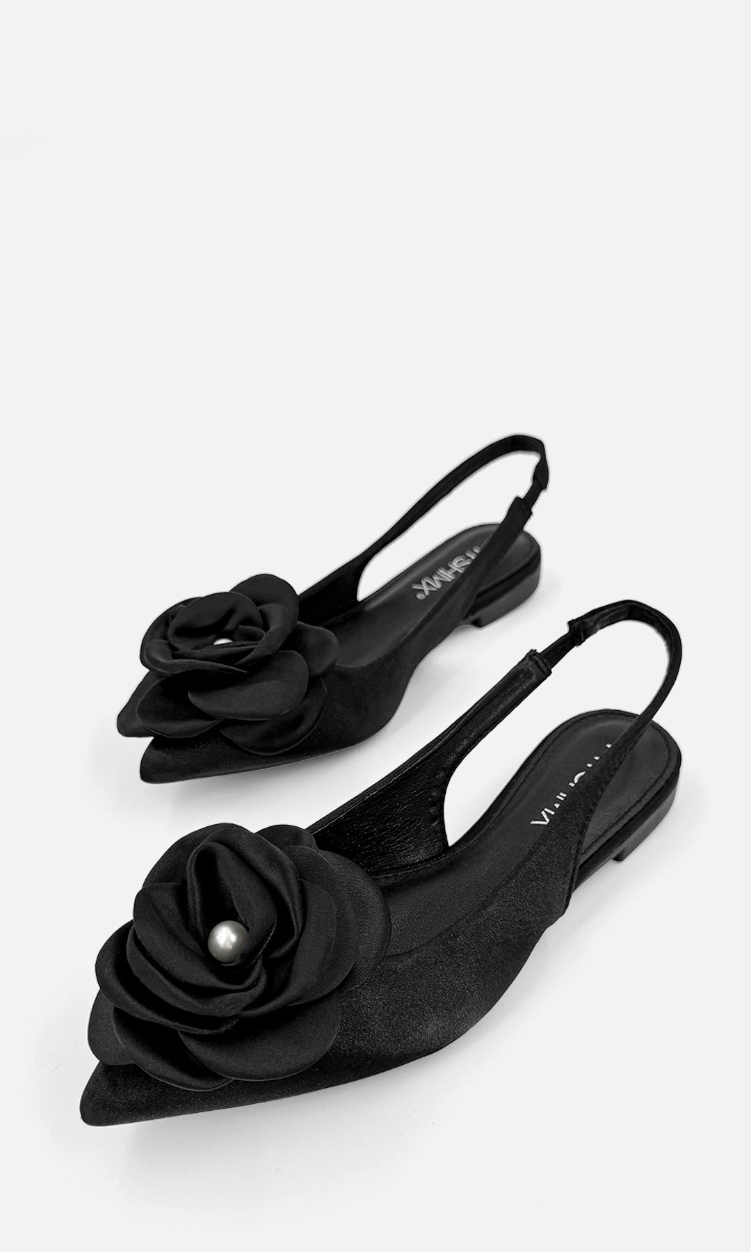 PROMISE ZAPATOS NEGROS DESTALONADOS DE PUNTA CERRADA POINTY ACABADO DE SATIN CON FLOR 3D AL FRENTE Y TACON KITTEN 1 CM PARA MUJER 
