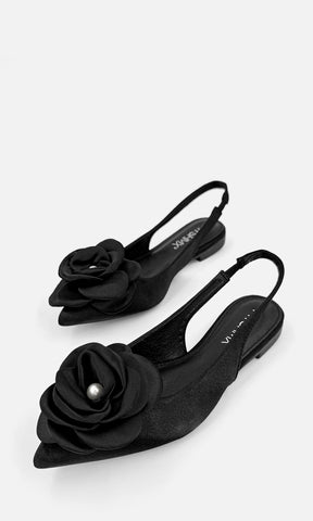 PROMISE ZAPATOS NEGROS DESTALONADOS DE PUNTA CERRADA POINTY ACABADO DE SATIN CON FLOR 3D AL FRENTE Y TACON KITTEN 1 CM PARA MUJER 