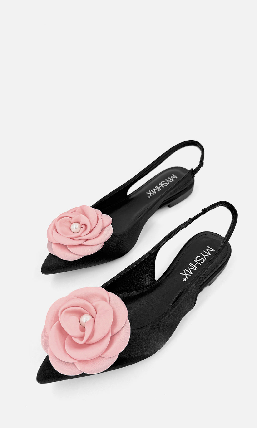 PROMISE ZAPATOS NEGROS CON DETALLE DE FLOR ROSA 3D EN TERMINACION PUNTIAGUDA CONFECCIONADOS EN SATIN CON DISEÑO SLIP ON Y STRAP EN TALON