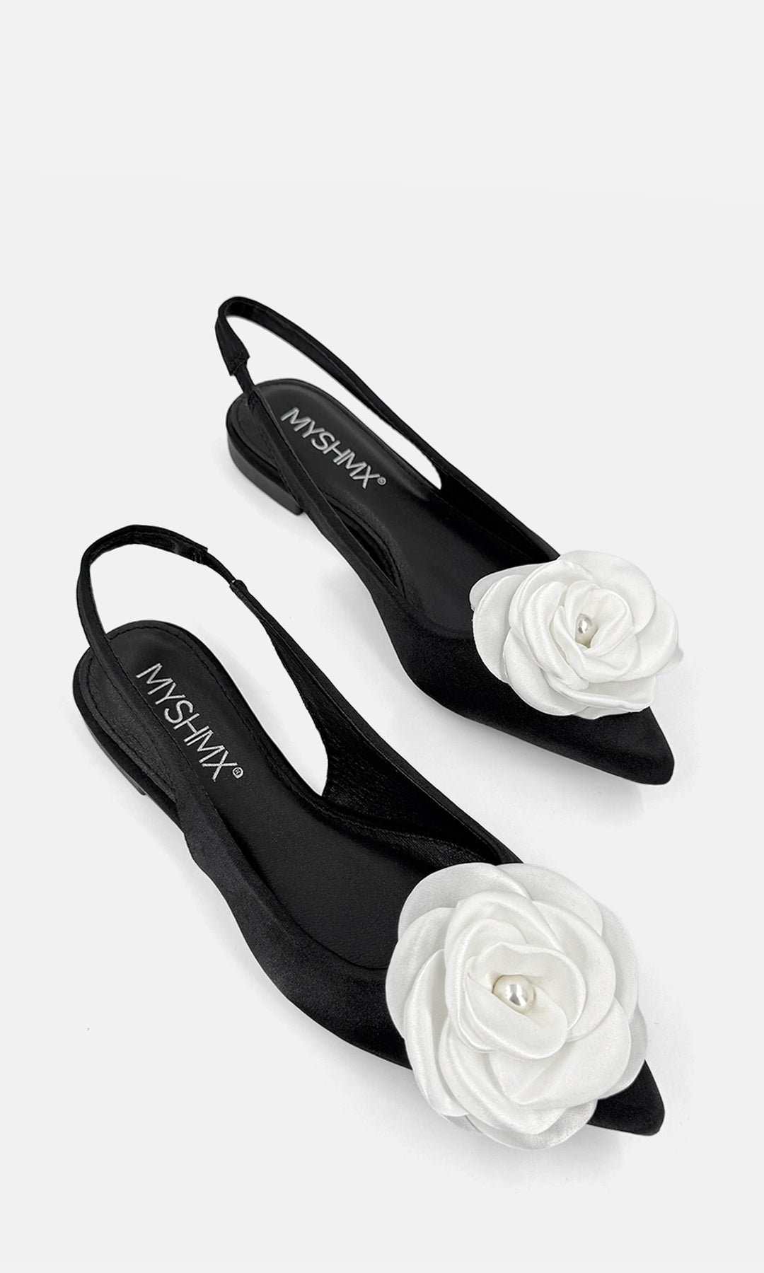 PROMISE ZAPATOS SLINGBACK NEGROS ACABADO DE SATIN CON DETALLE DE FLOR BLANCA 3D EN PUNTA POINTY PARA ALARGAR LAS PIERNAS Y STRAP EN TALON 