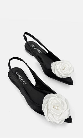 PROMISE ZAPATOS SLINGBACK NEGROS ACABADO DE SATIN CON DETALLE DE FLOR BLANCA 3D EN PUNTA POINTY PARA ALARGAR LAS PIERNAS Y STRAP EN TALON 