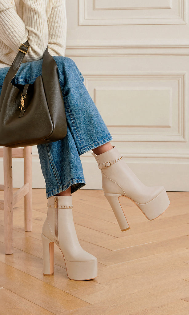 PROVOKE OUTFIT PARA USAR EN OTOÑO-INVIERNO LUCIENDO BOTAS BLANCAS DE PLATAFORMA POINTY CON PANTALON DE MEZCLILLA Y SUETER CUELLO DE TORTUGA