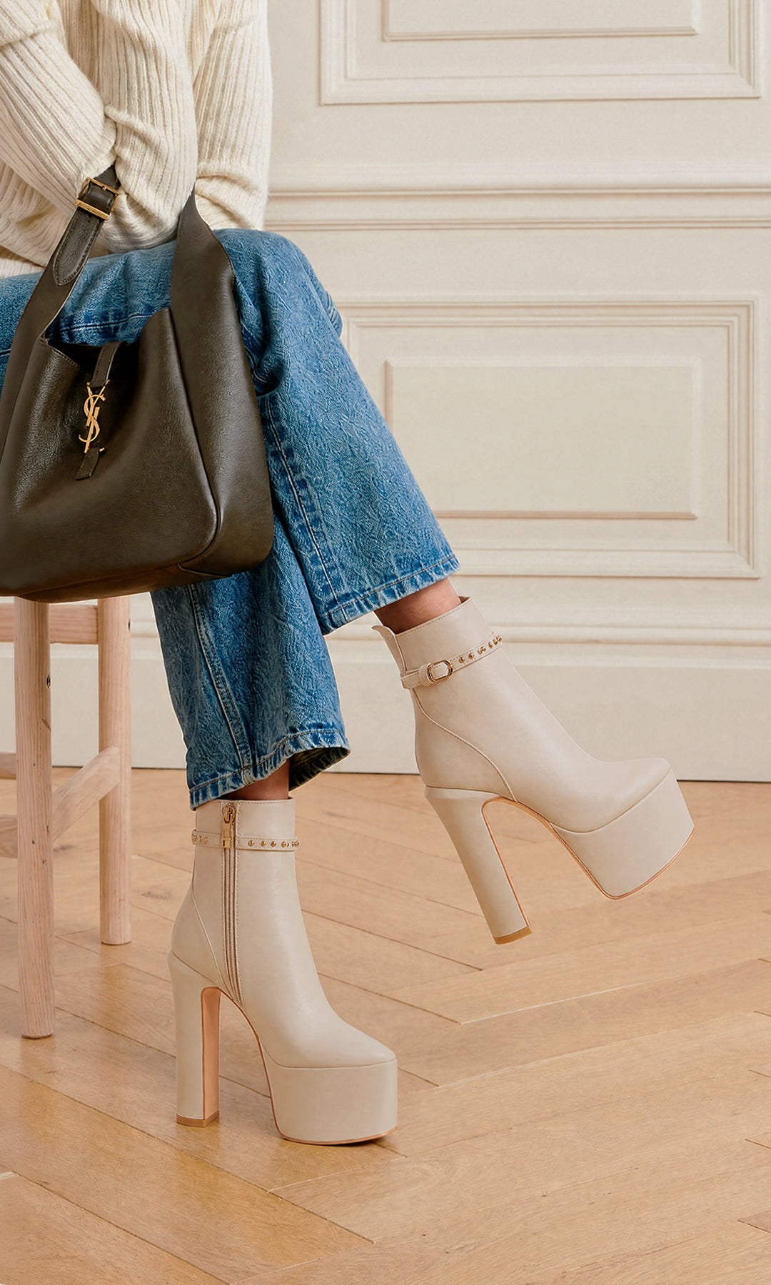 PROVOKE OUTFIT PARA USAR EN OTOÑO-INVIERNO LUCIENDO BOTAS BLANCAS DE PLATAFORMA POINTY CON PANTALON DE MEZCLILLA Y SUETER CUELLO DE TORTUGA
