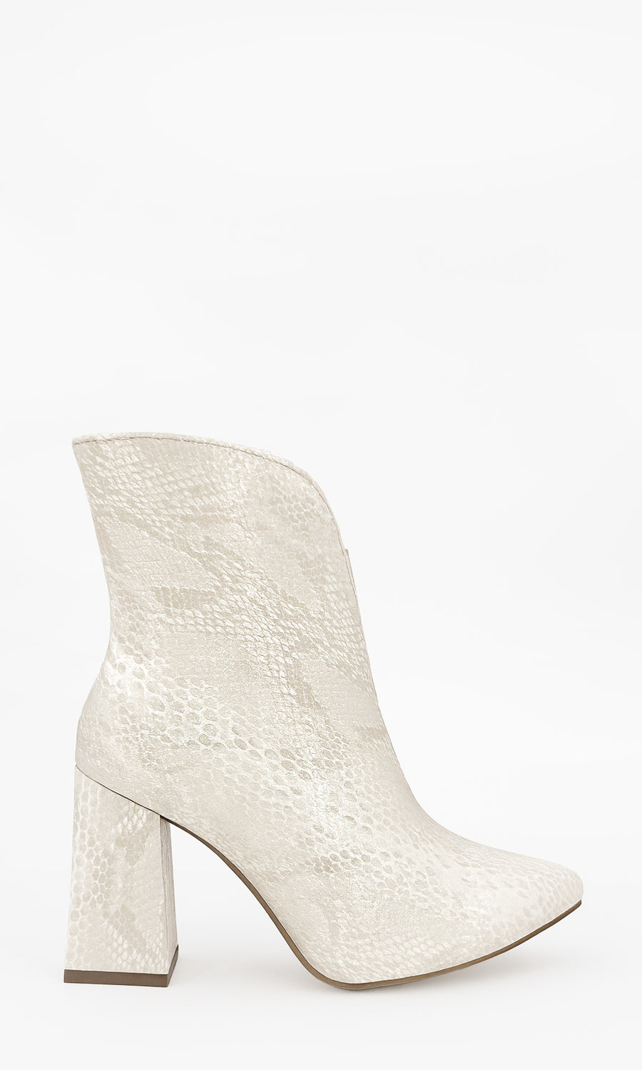 RAVEN COMBINA BOTINES BLANCOS CON TEXTURA SNAKE Y JEANS A JUEGO DE BLUSA BURGUNDY PARA ELEVAR UN OUTFIT CASUAL.