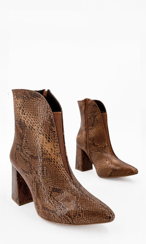 RAVEN BOTIN ESTAMPADO SERPIENTE TONO CAFÉ VINIPIEL TEXTURIZADA TACÓN ANCHO 8.5 CM CON DISEÑO ATREVIDO PARA MUJER Y ESTILO EN TENDENCIA