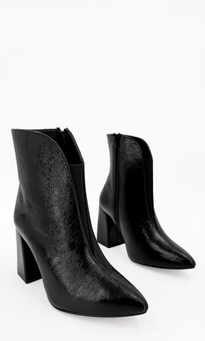 RAVEN BOTÍN NEGRO DE VINIPIEL TEXTURIZADA TACÓN ANCHO 8.5 CM PUNTA POINTY ELÁSTICO AL FRENTE CON DISEÑO EN TENDENCIA PARA MUJER Y ESTILO URBANO