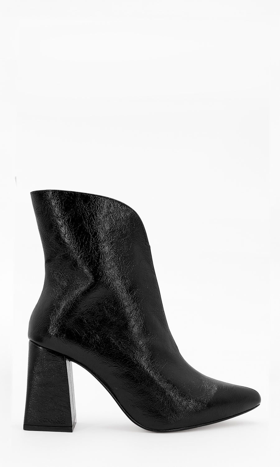 RAVEN MODELO POSA BOTINES NEGROS DE TACON CUADRADO Y LOS COMBINA CON FALDA LARGA DE CUERO A JUEGO DE BLUSA LEOPARDO