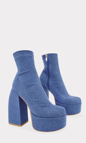 REBEL BOTAS AZUL MEZCLILLA CONFECCIONADOS EN LYCRA CON PLATAFORMA REDONDA Y TACON ANCHO DE 14.5 CM PARA USAR EN OUTFIT TRENDY