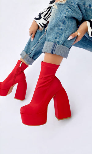 REBEL COMO COMBINAR BOTINES ROJOS DE PLATAFORMA CHUNKY CON MOM JEANS RASGADOS Y BLUSA DE CEBRA PARA VERSE FASHION EN CITAS