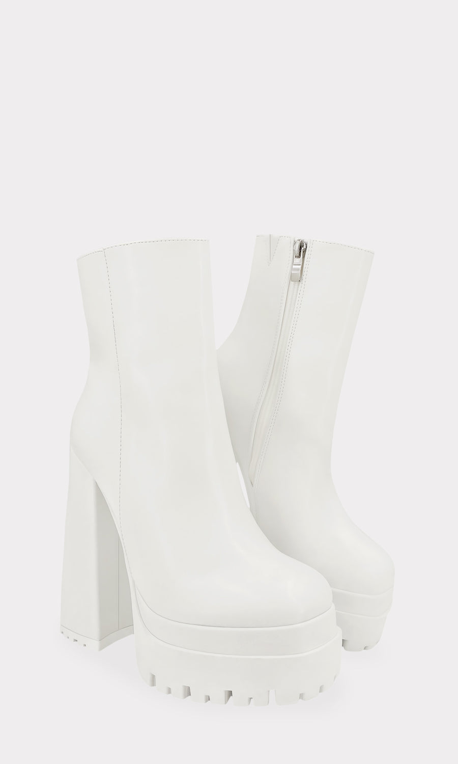 REEGAN OUTFIT PARA SALIR A UN DATE CASUAL LUCIENDO BOTAS BLANCAS DE PLATAFORMA Y TACON CHUNKY CON VESTIDOS DE MODA