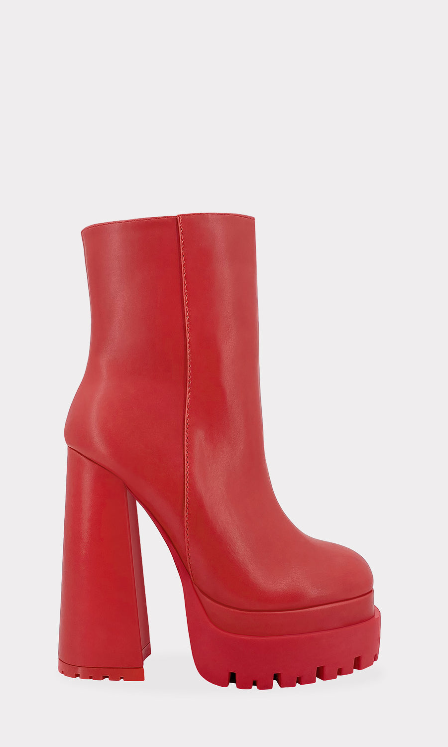 REEGAN CHICA SENTADA EN SILLA LUCE BOTAS ROJAS DE VINIPIEL CON SKINNY JEANS Y BLUSA BLANCA DE MANGA LARGA EN LOOK DE DIA