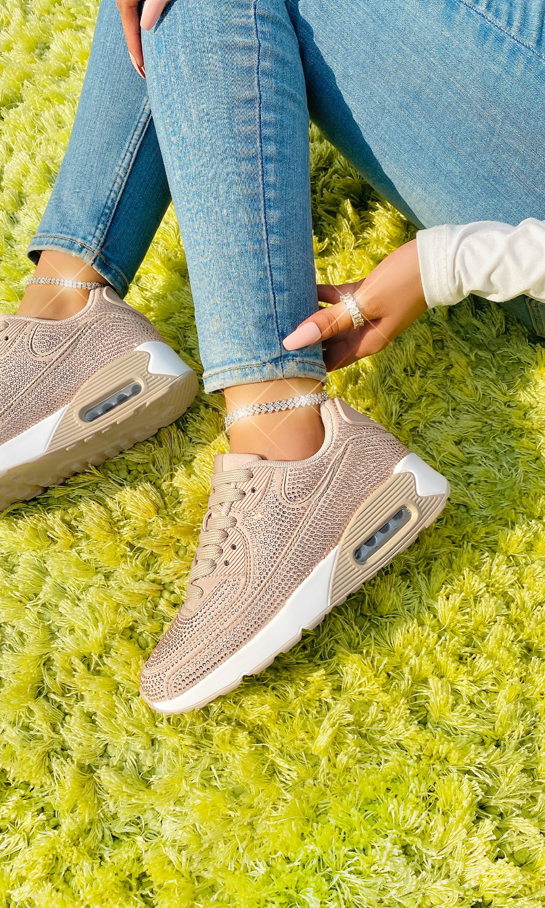 REESES CHICA COMBINA PANTALONES DE MEZCLILLA CON BLUSA BLANCA DE MANGA LARGA Y TENIS COLOR NUDE A JUEGO DE PULSERAS TOBILLERAS 