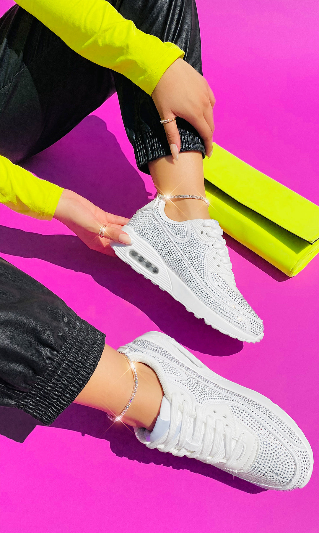 REESES STREET STYLE LOOK USANDO PANTALONES JOGGER CONFECCIONADOS EN VINIPIEL CON BLUSA AMARILLO NEON Y CARTERA DEL MISMO TONO CON TENIS