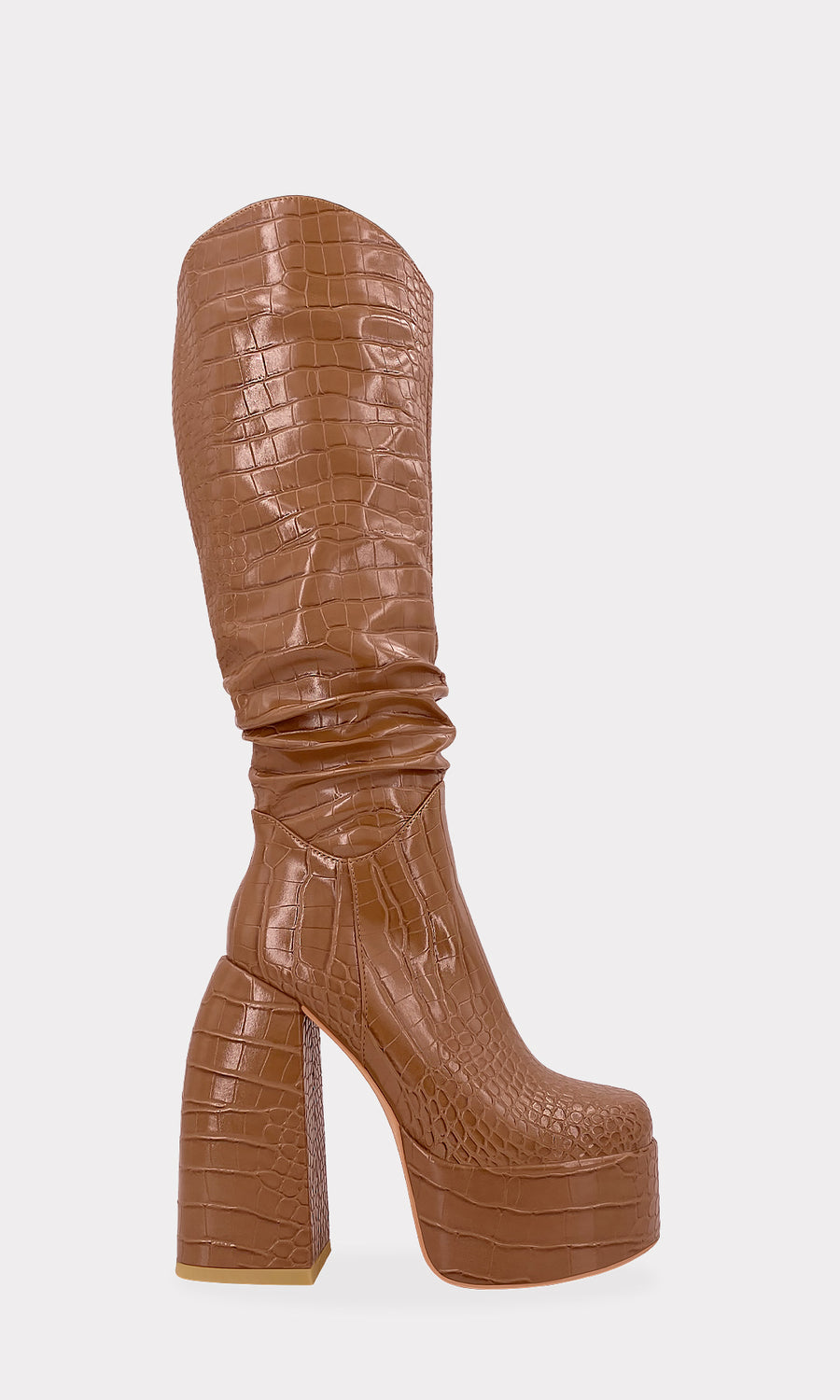 REX BOTAS DEBAJO DE LA RODILLA COLOR CAMEL PARA COMBINAR CON VESTIDO TEJIDO BLANCO Y LUCIR FASHION EN LOOK DE OTOÑO-INVIERNO