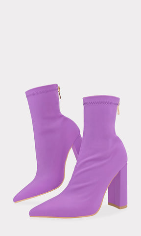 RHIANNA BOTAS COLOR MORADO LILA HECHAS DE LICRA CON CIERRE DORADO EN LA PARTE TRASERA Y TERMINACION PUNTIAGUDA PARA ALARGAR LAS PIERNAS