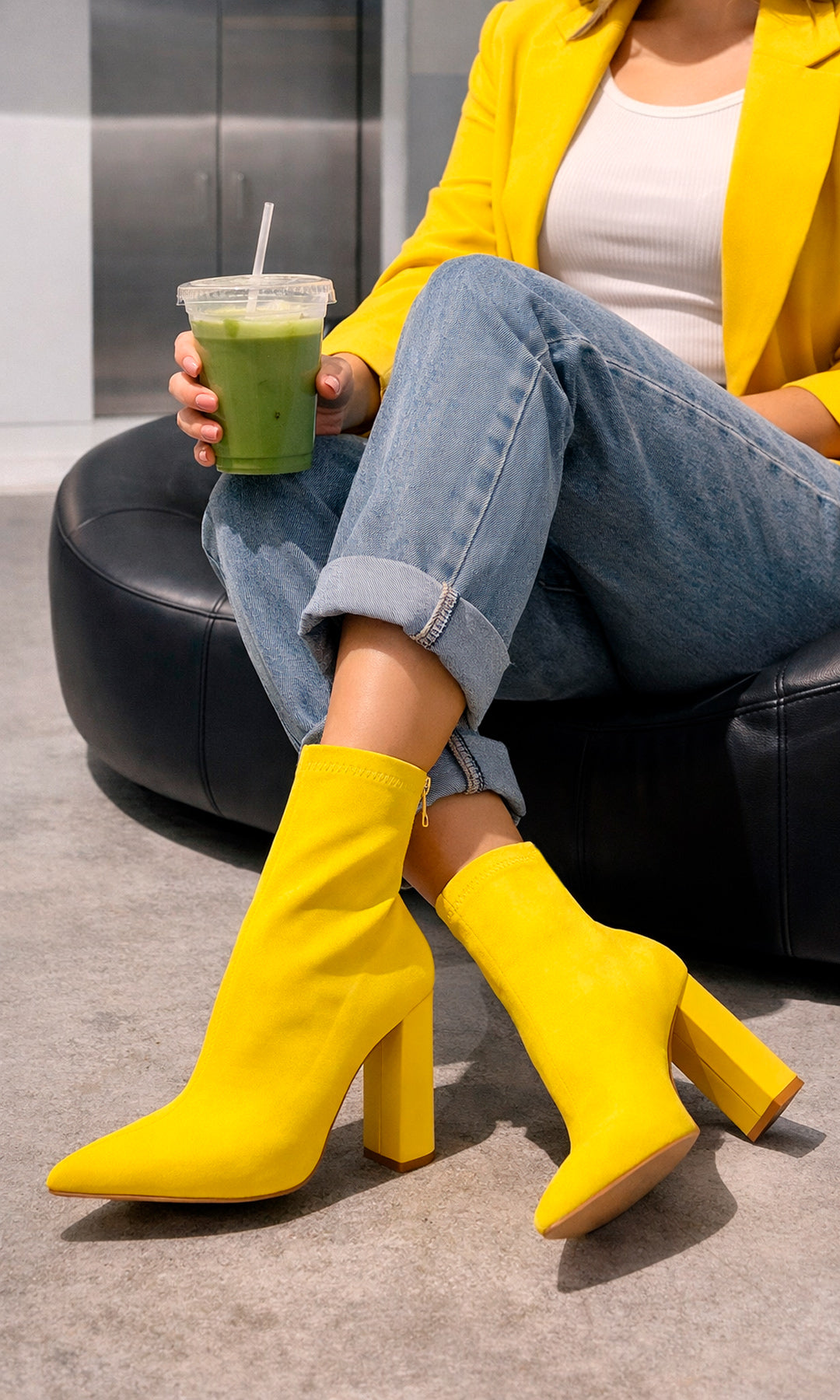 RHIANNA LOOK CASUAL-CHIC COMBINANDO BOTINES AMARILLOS DE TACON CUADRADO CON BLAZER DEL MISMO TONO Y TOP BLANCO A JUEGO DE JEANS 