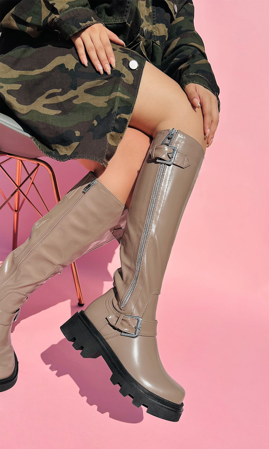 RIDER COMO COMBINAR BOTAS DE COMBATE COLOR NUDE CON ABRIGO DE ESTAMPADO MILITAR Y POSAR SENTADA EN SILLA METALICA