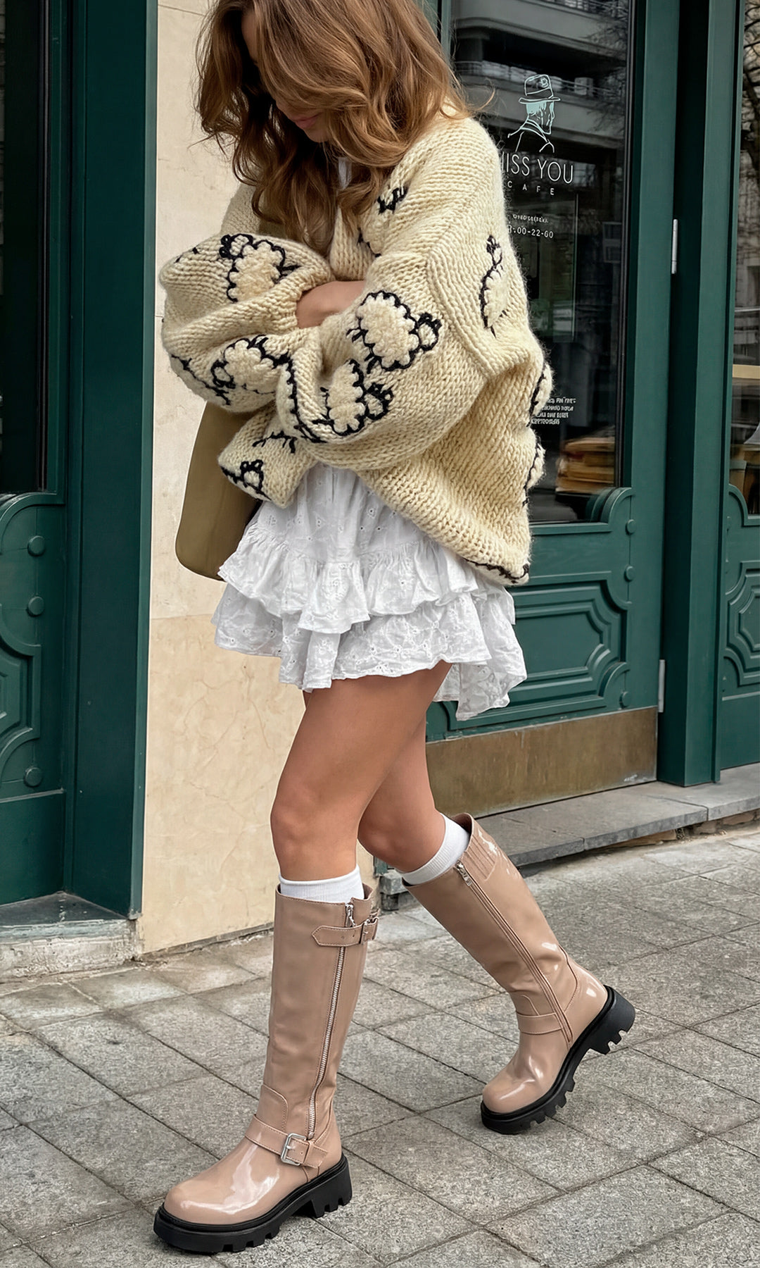 RIDER CHICA USA VESTIDO BLANCO BOHO CON SUETER OVERSIZE TEJIDO EN CROCHET Y BOTAS NUDE DE SUELA TRACK DEBAJO DE LAS RODILLAS 