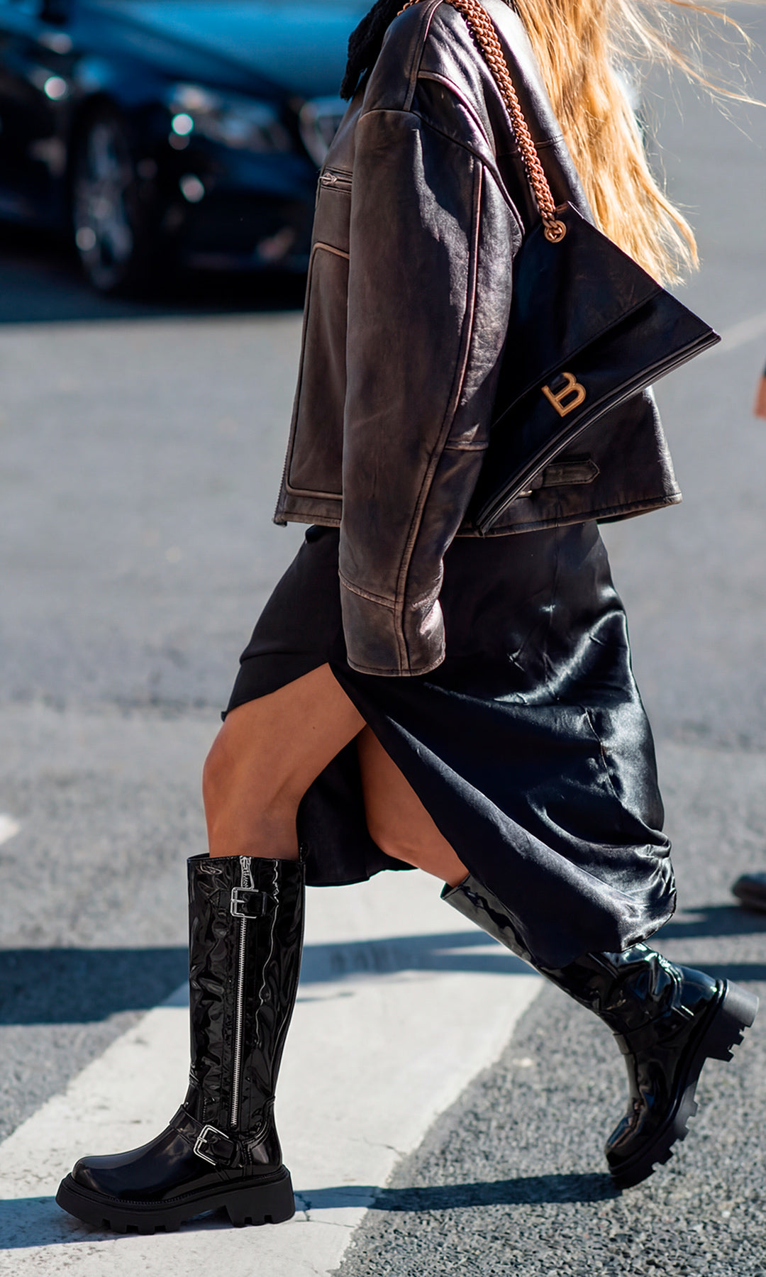 RIDER STREET STYLE LOOK USANDO BOTAS NEGRAS DEBAJO DE LA RODILLA CON VESTIDO MIDI Y CHAMARRA CAFE BIKER PARA VERSE EN TENDENCIA 