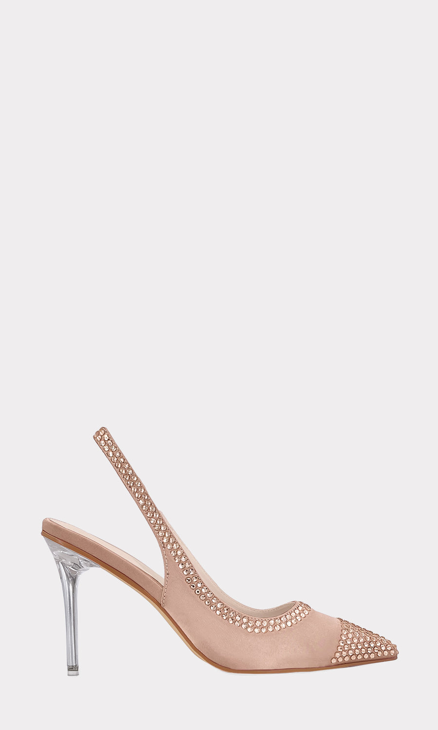 RIESLING MODELO POSA SENTADA ZAPATILLAS COLOR NUDE DE AGUJA CON VESTIDO SATÍN LARGO MIENTRAS SOSTIENE COPA DE VINO Y LUCE SOFISTICADA 