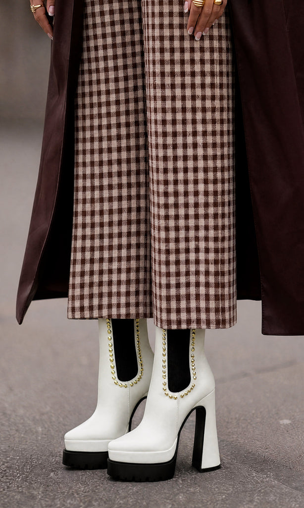 ROCKER CHICA COMBINA BOTINES BLANCOS DE PLATAFORMA CON TACON CUADRADO Y PANTALON CAFÉ ESTAMPADO DE CUADROS Y ABRIGO DE CUERO