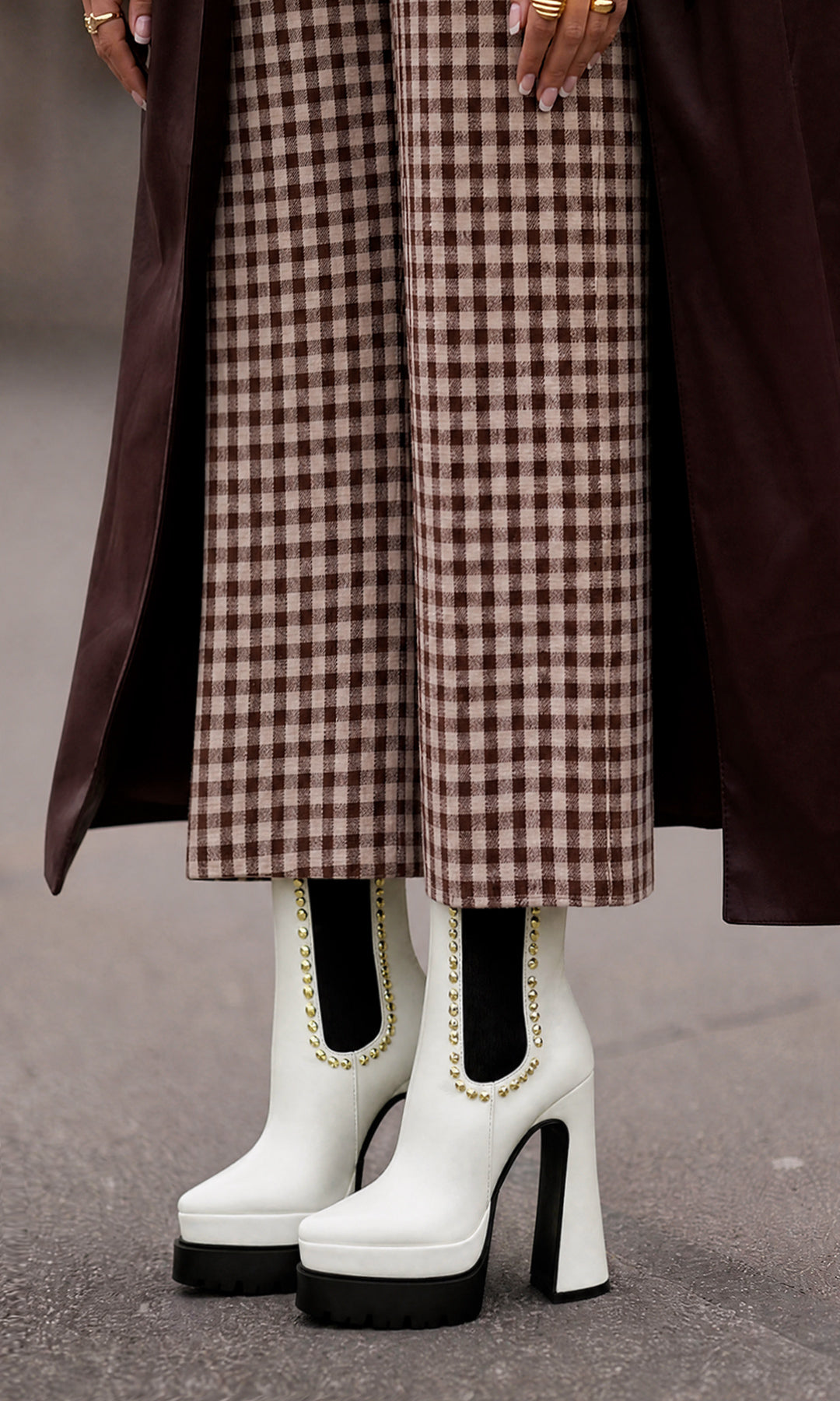 ROCKER CHICA COMBINA BOTINES BLANCOS DE PLATAFORMA CON TACON CUADRADO Y PANTALON CAFÉ ESTAMPADO DE CUADROS Y ABRIGO DE CUERO