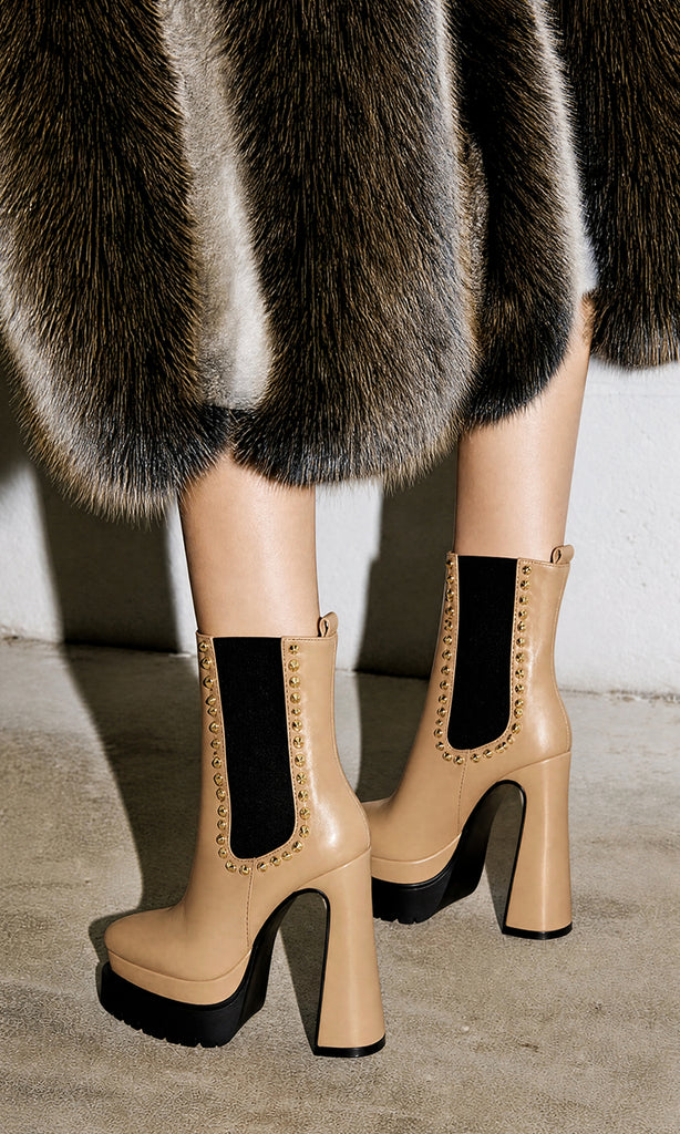 ROCKER FASHION LOOK USANDO BOTINES NUDE DE TACON CUADRADO CON MAXI ABRIGO FAUX FUR Y VERSE EN TENDENCIA 