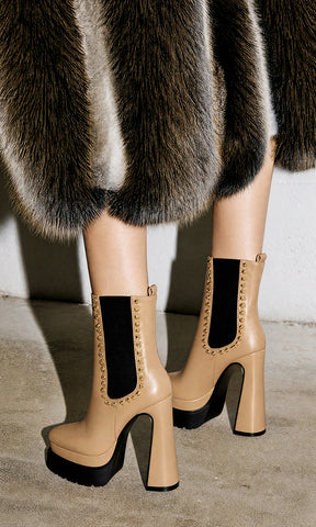 ROCKER FASHION LOOK USANDO BOTINES NUDE DE TACON CUADRADO CON MAXI ABRIGO FAUX FUR Y VERSE EN TENDENCIA 