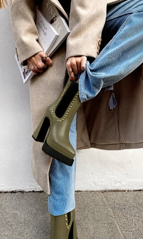 ROCKER LOOK PARA USAR EN OTOÑO-INVIERNO LUCIENDO BOTINES VERDE OLIVO CON PANTALON DE MEZCLILLA Y ABRIGO LARGO COLOR NUDE 