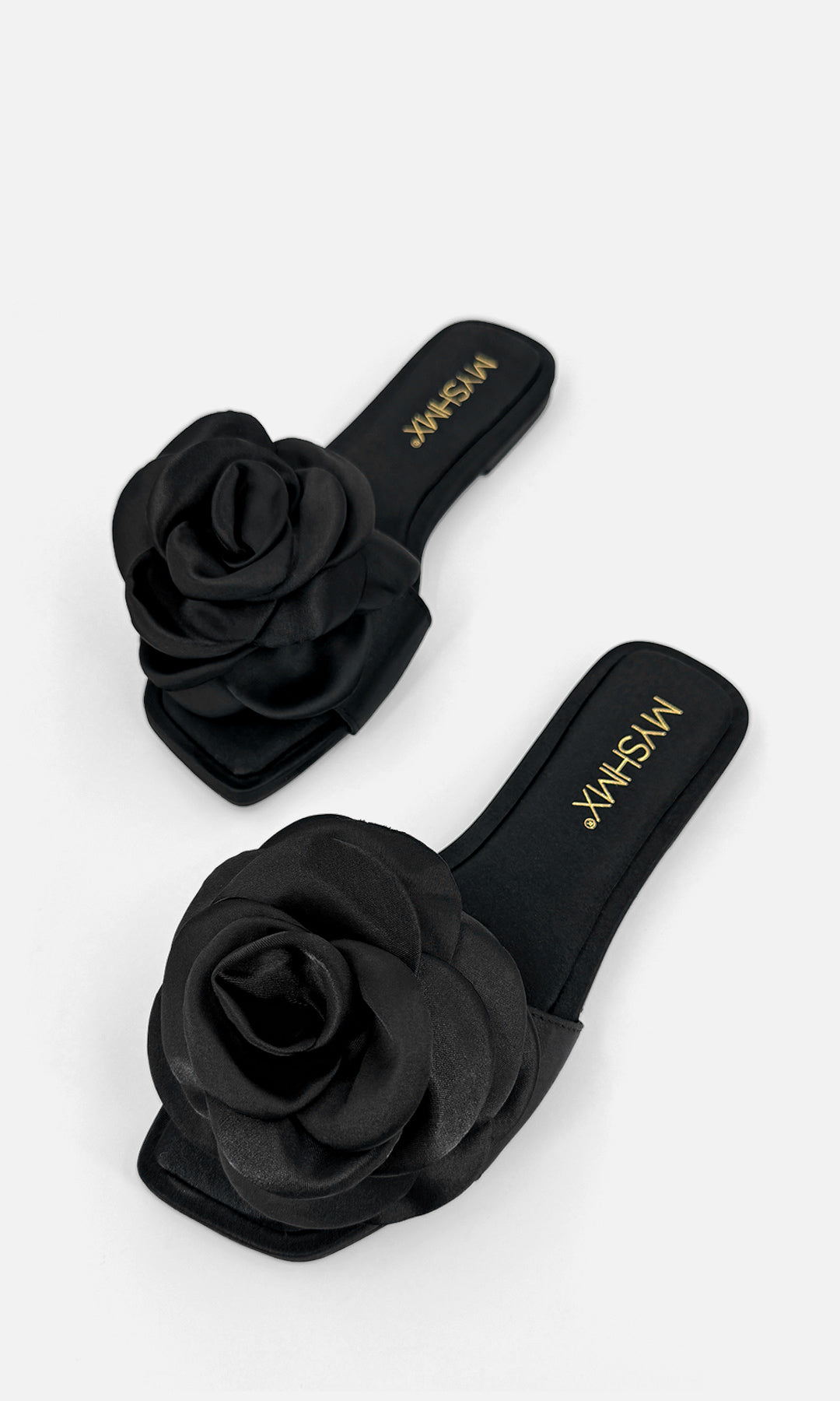 ROMANCE CHANCLAS NEGRAS DE PUNTA CUADRADA CON DETALLE DE FLOR 3D AL FRENTE CONFECCIONADAS EN SATIN Y DISEÑO SLIP ON PARA MUJER 