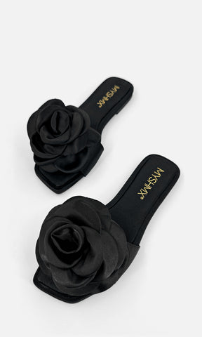 ROMANCE CHANCLAS NEGRAS DE PUNTA CUADRADA CON DETALLE DE FLOR 3D AL FRENTE CONFECCIONADAS EN SATIN Y DISEÑO SLIP ON PARA MUJER 